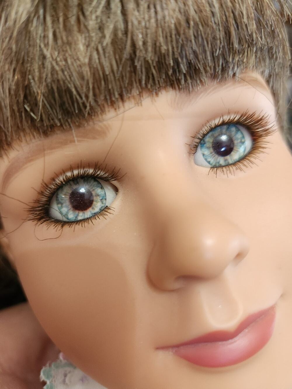2005 My Twinn Girl Doll Brunette Long Hair Bangs Ice Blue Lgt Hazel Eyes 1997
